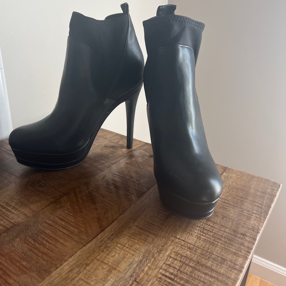 NWOT Guess black platform booties size 8